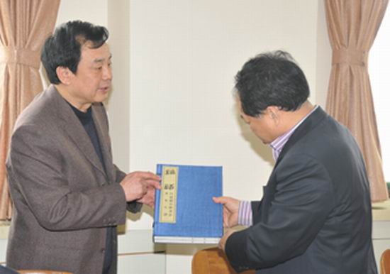 党委副书记刘学景向客人赠送纪念品